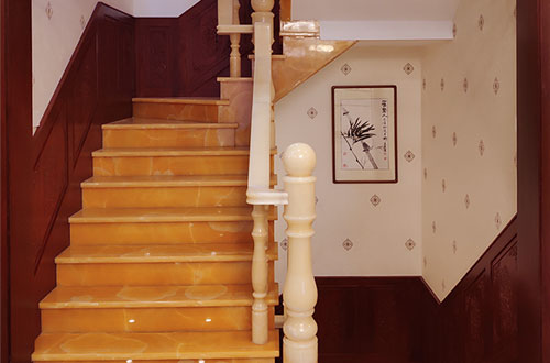 诸城中式别墅室内汉白玉石楼梯的定制安装装饰效果